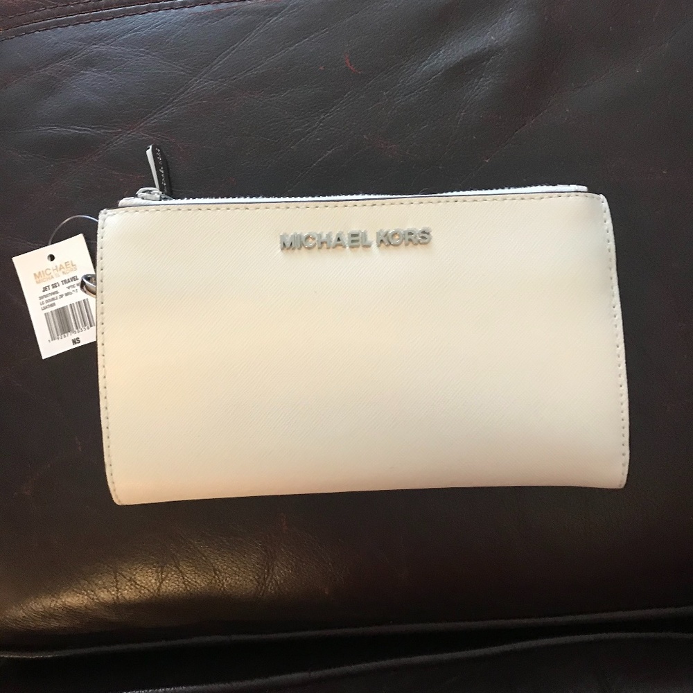 BRAND NEW Michael Kors Jet Set Travel Wallet